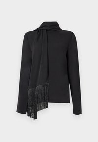 Μαύρη μπλούζα με μακριά μανίκια και λεπτομέρεια με κασκόλ που πέφτει. Διαθέτει διακοσμητικές φούντες στο τελείωμα, λείο ύφασμα και χαλαρή εφαρμογή.