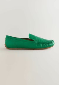 Chaussure verte en cuir à enfiler avec un design mocassin, finition texturée et semelle en caoutchouc flexible. Comprend des coutures le long des orteils.