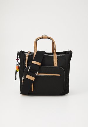 Sac à main noir avec poignées marron clair, poche avant zippée, bandoulière noire réglable et porte-clés perlé coloré sur fond blanc uni.