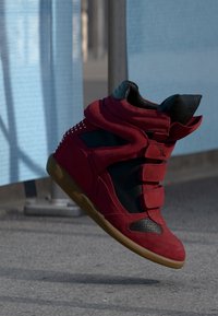 Επιλέχθηκε, red/black