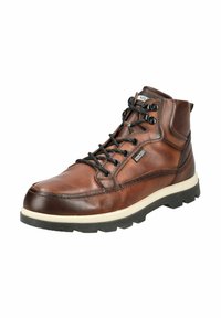 Botas de cuero marrón hasta el tobillo con cordones negros, punta redonda y suela de goma blanca en contraste. Presentan ojales de metal y una lengüeta en la parte trasera.