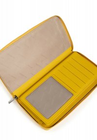 Geel leren portemonnee met ritssluiting, voorzien van een vak voor kaarten, een doorzichtige ID-slot en een gestructureerde binnenvoering.