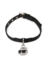 Brățară din piele neagră cu o suprafață texturată, având un pandantiv cu un pisoi argintiu purtând ochelari de soare negri. Reglabilă cu capse metalice.