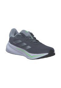 Scarpe da corsa a rete grigio scuro con rivestimento interno grigio chiaro, lacci neri, tre strisce laterali riflettenti, suola bianca e linea di accento verde.