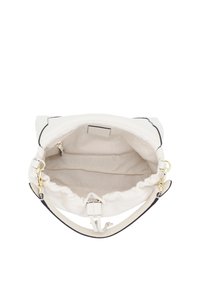Weiße Lederhandtasche mit offenem oberen Bereich, die das beige Stofffutter, eine Reißverschlusstasche und goldfarbene Metallverschlüsse am abnehmbaren Riemen zeigt.