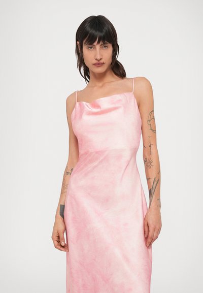 Ružové saténové šaty na ramienka s volánovým výstrihom, tenkými ramienkami a vzdušnou siluetou; materiál má jemnú vlnitú textúru.