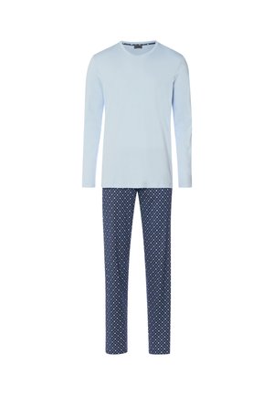 Jasnoniebieska bluzka z długim rękawem w połączeniu z granatowymi spodniami do piżamy z małym białym geometrycznym wzorem, przedstawione na białym tle.