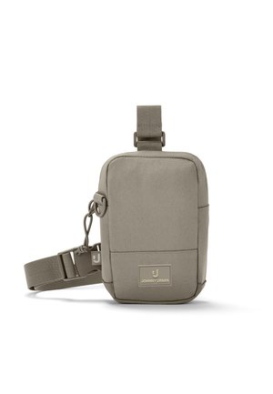 Lille rektangulær beige crossbody taske med justerbar rem og frontetiket med teksten Johnny Urban, vist på hvid baggrund.