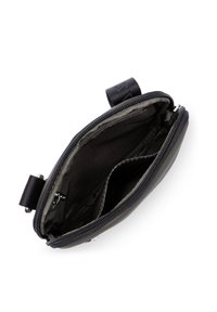 Piccola pochette verde oliva con chiusura a zip, foderata in nero e scomparti interni. Presenta un esterno in tessuto resistente e un anello per appendere.