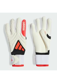 Guantes de portero blancos con acentos en rojo y negro, que cuentan con un agarre texturizado, correas elásticas en la muñeca y un logo de "adidas" en el pulgar.
