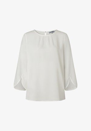Blouse blanche pour femme avec encolure ronde, détail plissé à l'avant, manches 3/4 avec fentes aux poignets, et fermeture à boutons dans le dos.