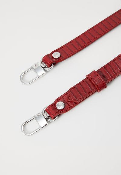 Κόκκινη δερμάτινη λωρίδα με ανάγλυφη υφή, με μεταλλικές λεπτομέρειες σε ασημί απόχρωση και κλείσιμο με κουμπί. Συμπαγής σχεδίαση για ευέλικτη χρήση.