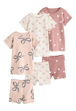 Tres conjuntos de camisetas de manga corta y pantalones cortos a juego para niños en rosa y blanco con estampados de lazos y corazones.