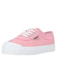 Sneaker in tela rosa chiaro con suola in gomma bianca, dotata di lacci e occhielli bianchi. Include un'etichetta di marca sul lato esterno.