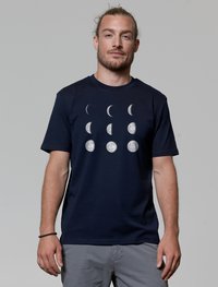 Navyblauwe t-shirt met korte mouwen, voorzien van een grafische illustratie van maanfases in verschillende maten en grijstinten, gedrukt op de voorkant.