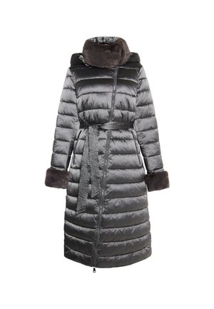 Abrigo acolchado gris con cintura ceñida, collar de piel suave y puños esponjosos. El tejido tiene una textura brillante y acolchada con rayas horizontales.