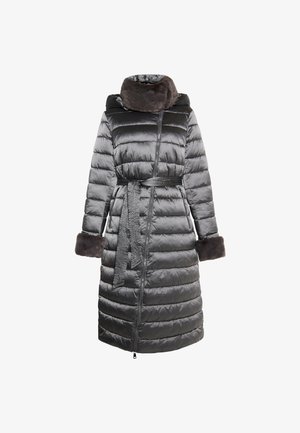 Giacca puffa grigia con vita abbottonata, colletto di pelliccia morbida e polsini pelosi. Il tessuto presenta una texture lucida e trapuntata con strisce orizzontali.