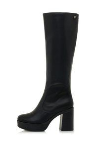 Botte noire haute en simili cuir lisse, avec un talon épais, un bout arrondi et un logo discret sur le dessus.