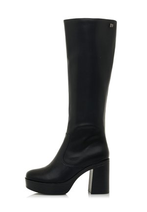Botte noire haute en simili cuir lisse, avec un talon épais, un bout arrondi et un logo discret sur le dessus.