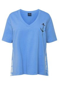 Lyseblå bomulds T-shirt med korteærmer og V-hals, prydet med et enkelt sort og lyserødt design på brystet samt blomsterdetaljer på siden.