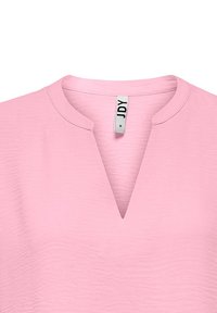 Hellrosa Bluse mit kurzen Ärmeln und V-Ausschnitt. Der Stoff hat eine strukturierte Oberfläche. Ein Etikett mit dem Markennamen "JDY" ist innen sichtbar.