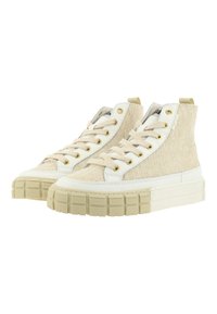 Hoge sneaker gemaakt van gestructureerde beige stof met een witte rubberen zool, gouden oogjes en platte veters. Chunky, multi-laags platformontwerp.