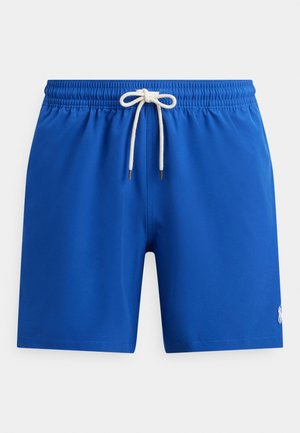 Μπλε μαγιό βερμούδα με ελαστική μέση, διαθέτει λευκό κορδόνι και μικρή διακριτική λογότυπη λεπτομέρεια. Ομαλή υφή και μήκος πάνω από το γόνατο.