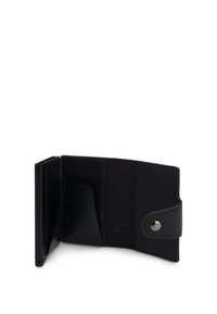 Billetera de cuero negro con botón a presión, abierta para mostrar múltiples ranuras para tarjetas y un portatarjetas de metal adjunto.