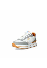 Sneaker grigio e bianco con tomaia in tessuto testurizzato, dettagli arancioni e suola ammortizzata con strisce bianche e arancioni.