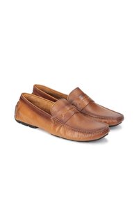 Mocasini maro din piele cu o textură netedă, având detalii cusute și vârf rotund, așezați pe o talpă neagră din cauciuc.