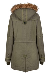 Olivengroene parka met een nepbont capuchon, twee zijzakken en een rits. Heeft contrasterende stiksels en knoopaccenten op de schouders.