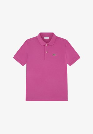 Korte mouwen roze poloshirt met twee knoopjes en een klein groen krokodillenlogo op de linkerborst.