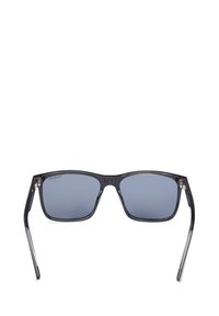 Suunnikkaanmuotoiset aurinkolasit, joissa on tummanharmaat linssit, musta muovikehys ja kiiltävät metalliset koristetiedot temppeleissä. Määritellyt kulmat ja sileä pinta.