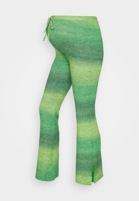 Calças largas de malha verdes com um padrão ombre que vai do verde escuro ao verde claro, com aberturas laterais na bainha e cintura com cordão.