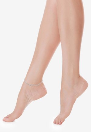 Srebrna anklet z neskončnim simbolom, z nežno zasnovo verige, nošena na golih gležnjih; vidna barva kože, ki izpostavlja dodatak.