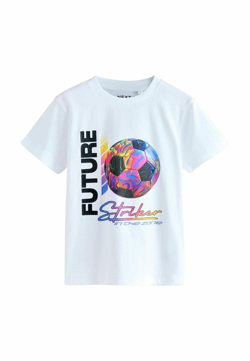 Bílý bavlněný tričko s barevným graphic fotbalového míče, s nápisy "FUTURE" a "Útočník v zóně" vytištěnými v tučném, stylizovaném písmu.