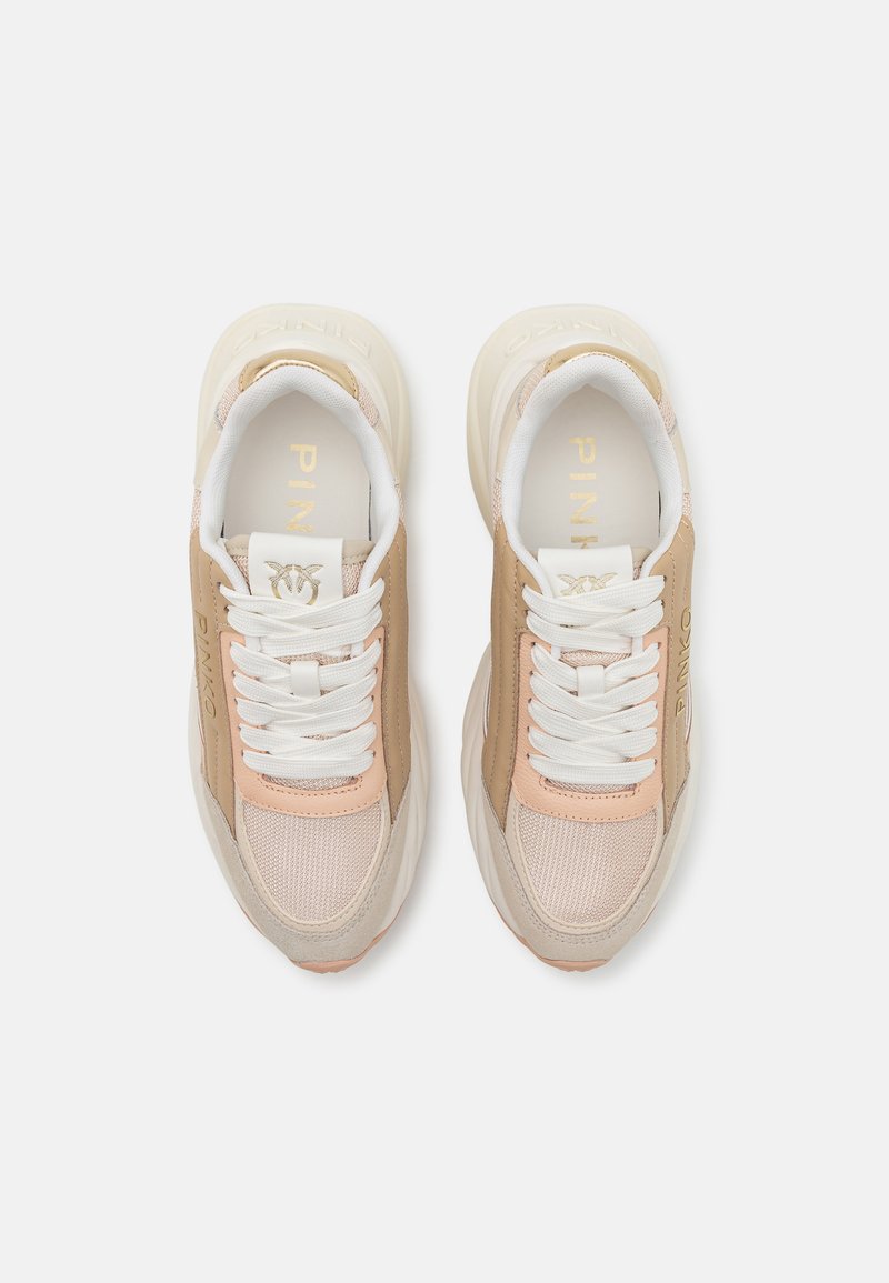 Baskets beige et pêche avec des accents en mesh et en cuir. Comprend des lacets blancs, une languette rembourrée et un branding doré sur le dessus. Semelle en caoutchouc.
