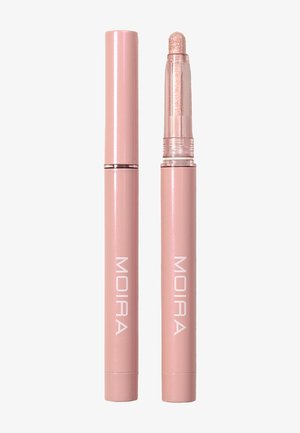 Deux sticks de maquillage MOIRA roses fins, l'un fermé et l'autre avec un embout biseauté exposé sous un capuchon transparent.