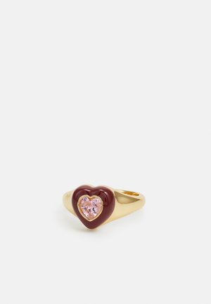 Bague en or avec un sertissage en forme de cœur rouge foncé contenant une plus petite pierre précieuse rose en forme de cœur au centre.