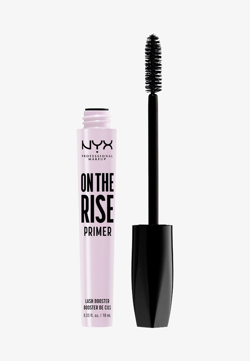 Le base de mascara NYX On The Rise dans un tube cylindrique rose clair. Présente un texte en gras noir. Accompagnée d'un applicateur noir droit avec une brosse texturée.