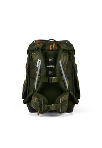 Mochila de camuflaje verde con acentos naranjas, que cuenta con correas ajustables, múltiples compartimentos y detalles reflectantes para mayor visibilidad.