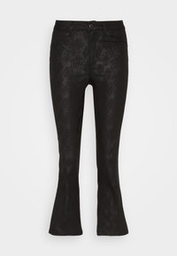 Svarta jeans med ett subtilt ormskinnsmönster, utsvängd ben och knappstängning. Tillverkade av ett mjukt, elastiskt tyg för komfort.