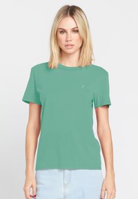 Grünes Baumwoll-T-Shirt mit klassischem Rundhalsausschnitt, kurzen Ärmeln und dezentem Logo-Accent auf der Brust. Einfaches, atmungsaktives Design.