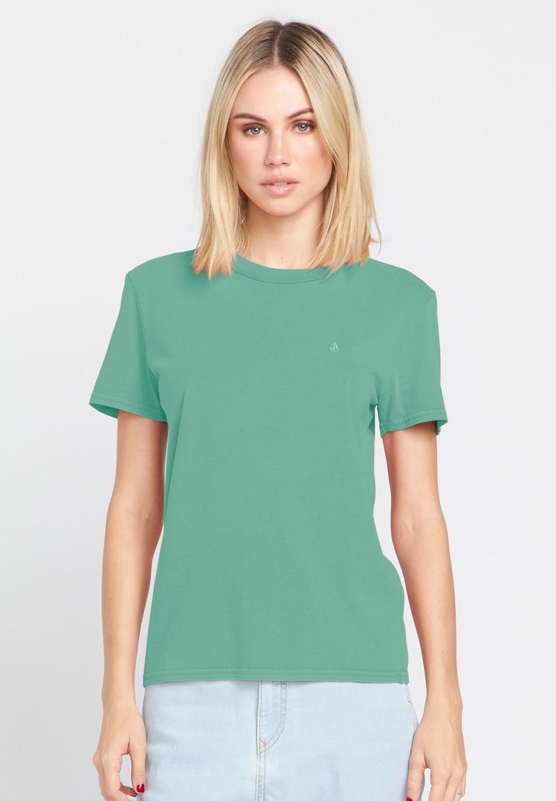 Grünes Baumwoll-T-Shirt mit klassischem Rundhalsausschnitt, kurzen Ärmeln und dezentem Logo-Accent auf der Brust. Einfaches, atmungsaktives Design.