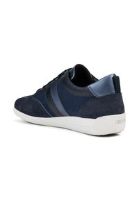 Sneaker blu navy realizzato con una combinazione di materiali in suede e mesh, forma arrotondata, suola in gomma bianca e strisce scure a contrasto.