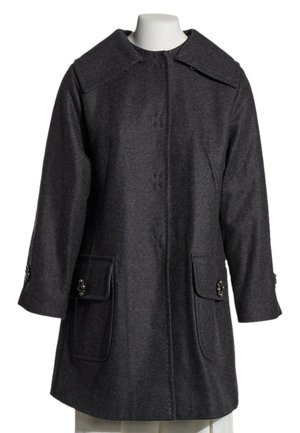 Manteau en laine gris foncé avec grand col, boutons avant cachés par une patte, manches longues et poches à rabat avec boutons décoratifs.