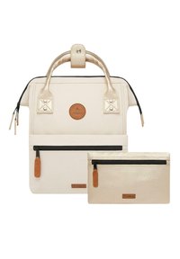 Beige Canvas-Handtasche mit strukturierten Goldakzenten und Reißverschlusselementen; inklusive einem passenden goldenen Beutel mit Reißverschluss und Leder-Zugband.