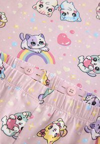 Tissu rose clair avec des chats de dessin animé, des cœurs et des arcs-en-ciel ; présente une taille élastique avec un bouton rose ; texture lisse, design ludique.