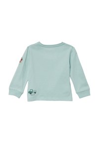 Lichtblauwe longsleeve shirt van katoen, met een vrachtwagenafbeelding op de linkeronderkant en een klein logo op de rechtermouw.