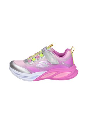 Zapatilla deportiva rosa y plateada con suela gruesa, acentos en amarillo neón, cierre de velcro y función de iluminación en el lateral y la suela.